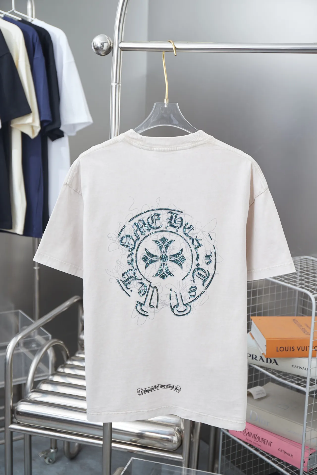 🅿️200 Ch*ome Hearte 25SS early spring new model, short-sleeved with Kro heart logo, hot diamonds, light luxury, essential item for daily commuting for men and women, correct version, welcome to compare, detailed features · 320g 100% pure cotton double yarn jersey fabric · Custom dyed in the same vat, special thickened 32 count double-strand 1X1 thread · Digital direct printing ➕ Australia imported pearlescent diamonds · Ready-to-wear dyeing Then do the faded fried snowflake process, then wash it to make it look old · General washing to improve the effect · Double-needle stitching across the seam process · Original main mark, washed tag brand moisture-proof paper packaging Color: black/apricot/green/maroon Size: S/M/L/XL